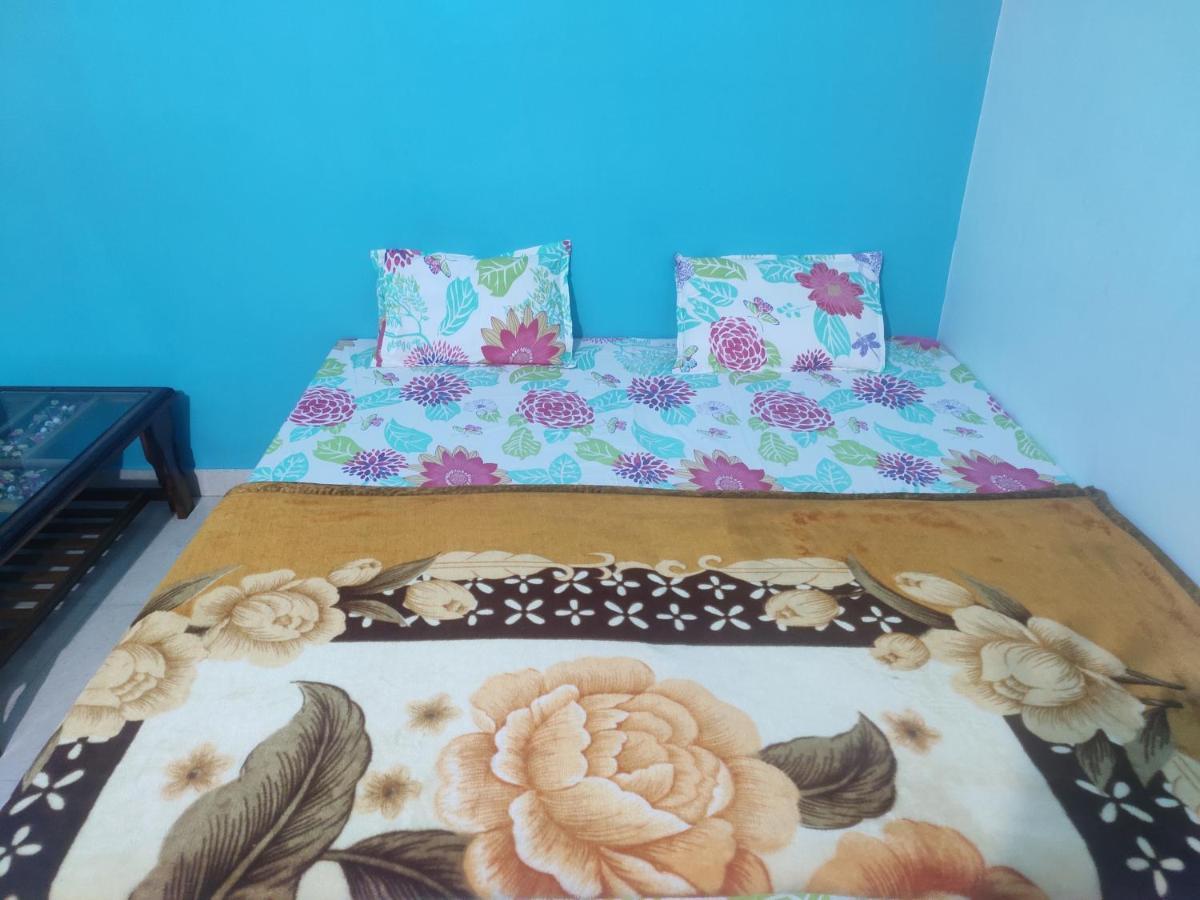 Nidhivan Homestay Вріндаван Екстер'єр фото