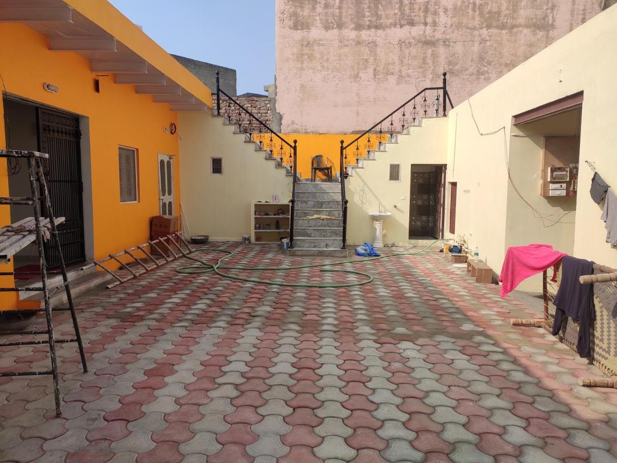 Nidhivan Homestay Вріндаван Екстер'єр фото